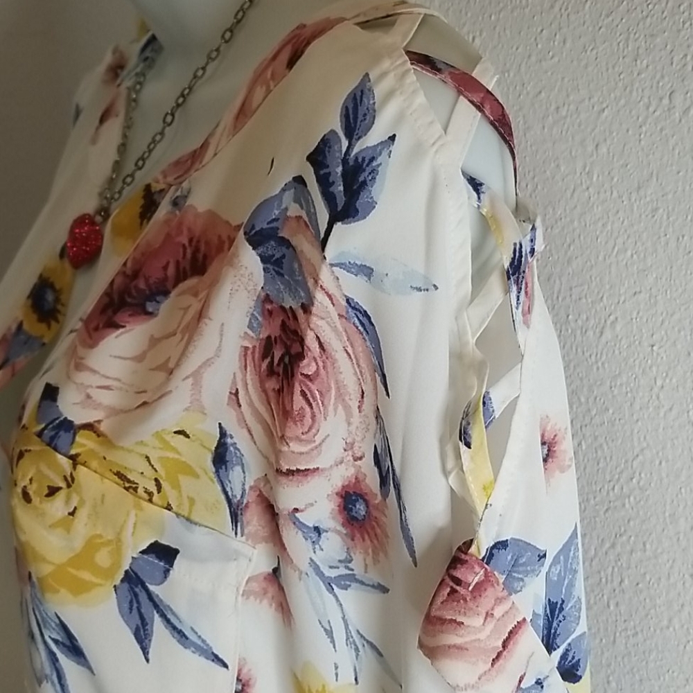 Floral plus size blouse - Picture 7 of 10